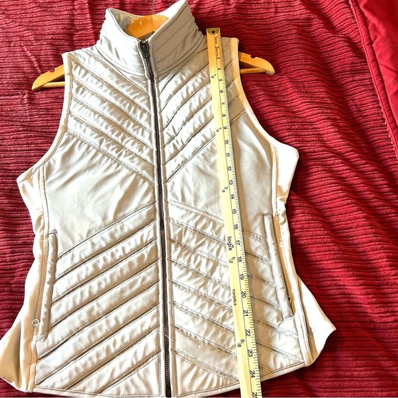 Alo Yoga Silver Reflective Puffer Vest. Probable Small. - Picture 11 of 16